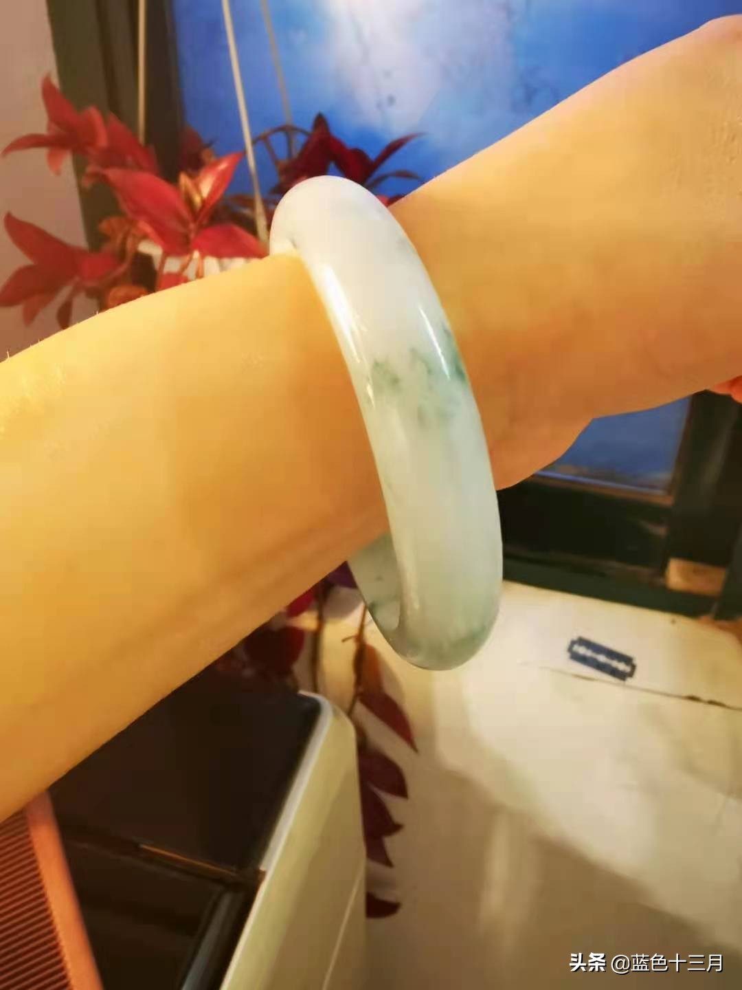 一万块预算买翡翠还是和田玉手镯,20元一个的翡翠玉手镯