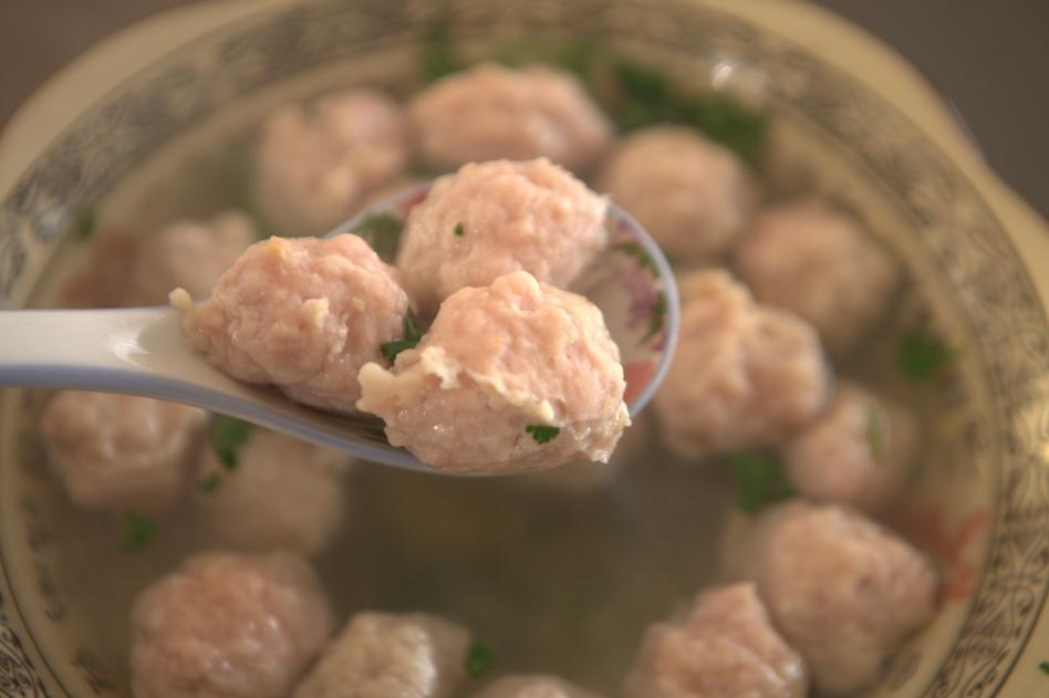 临沂农村大叔做猪肉丸子,山东农村自制炸丸子