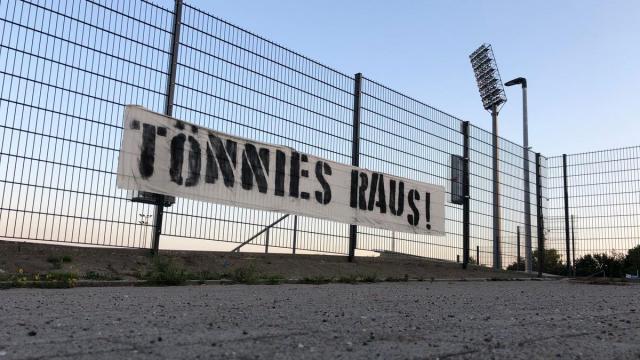 主政19年的*b大**oss被球迷骂下台，沙尔克04危机全面爆发