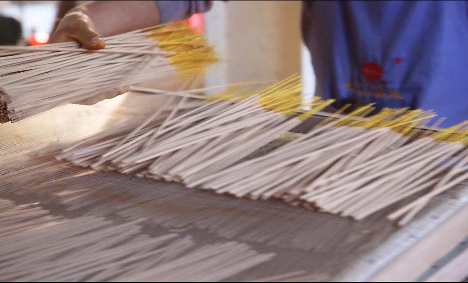 农村小伙靠这门手艺两年买房,河南制香第一村