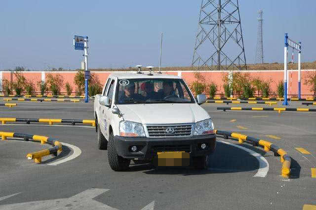 怎么判断车头与马路牙子的距离,开车看不到引擎盖怎么判断距离