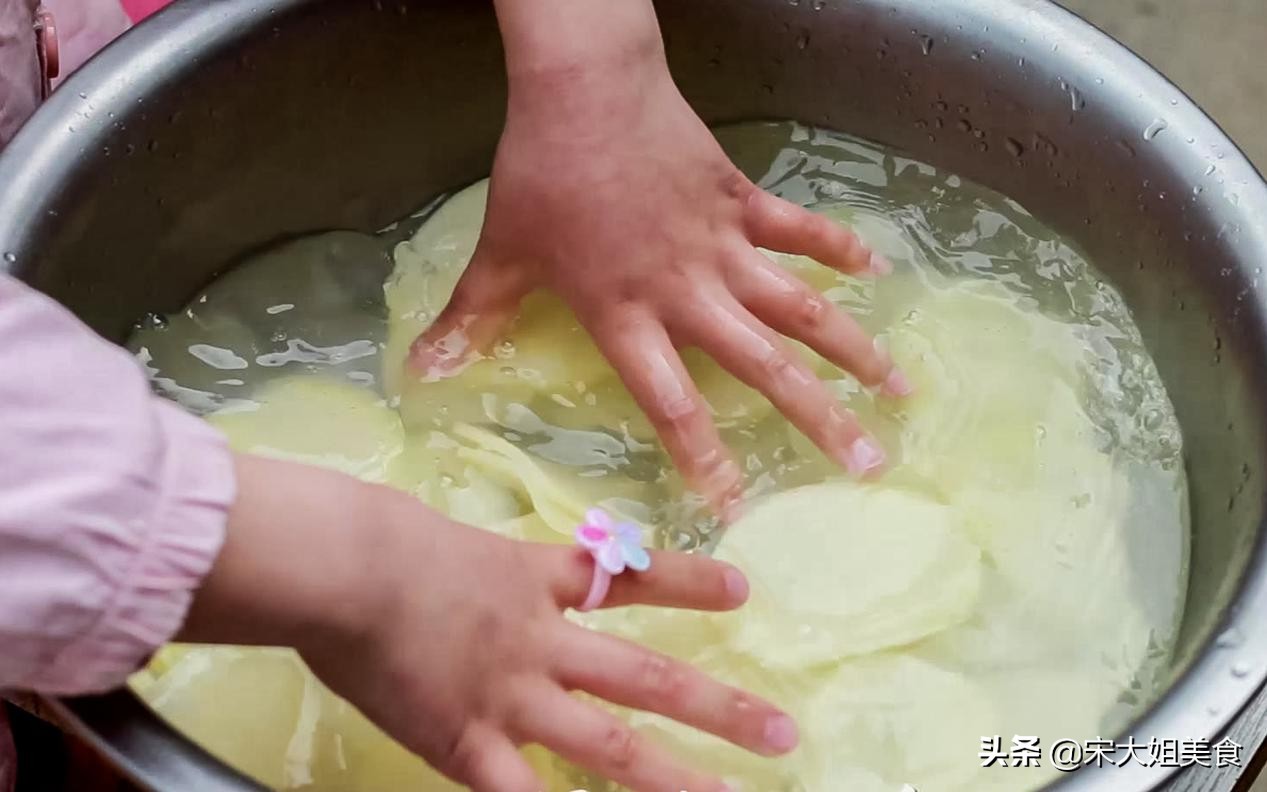 在家炸薯片做法简单又好吃,炸薯片5块钱一大盘