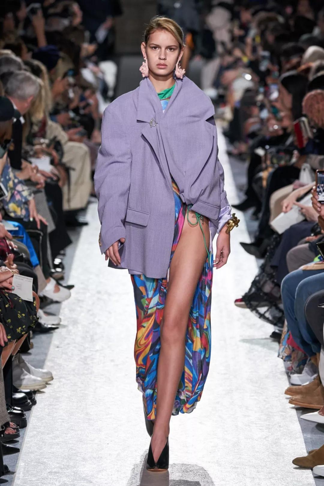 2020流行什么颜色的衣服,今年最流行的衣服颜色是什么颜色