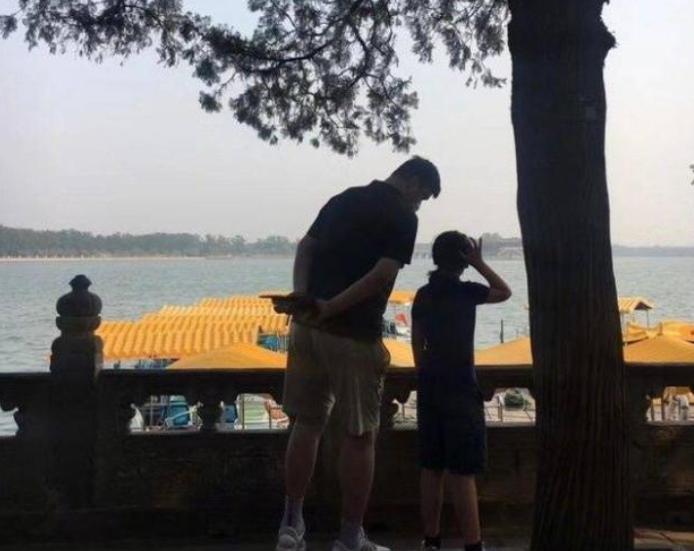 姚明带小孩游玩颐和园英文,姚明全家福一家七口
