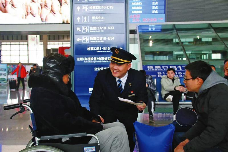 西安北站“轮椅哥”：用双脚丈量奋斗路