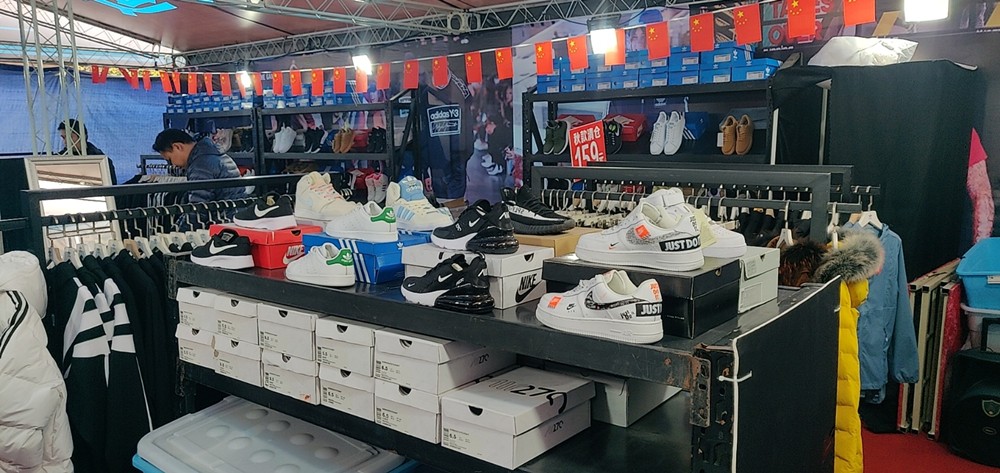 80元假阿迪耐克卖399元!成都男子公然售假一年赚百万终被抓