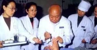 眼睛花看手机按摩哪个穴位最好,眼睛花了模糊按哪个穴位