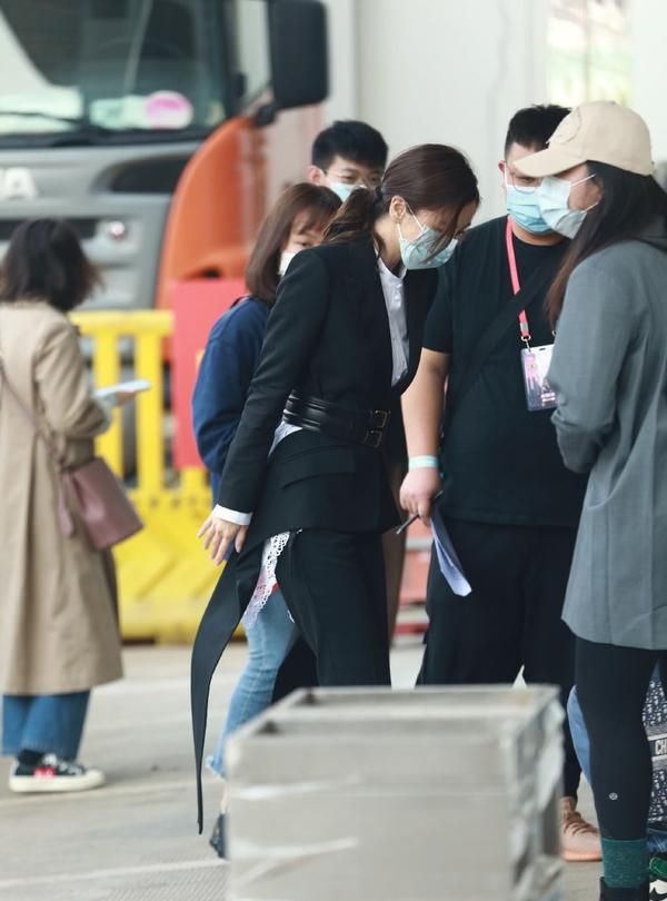 angelababy迪拜路透高定,angelababy黑色西装加腰带