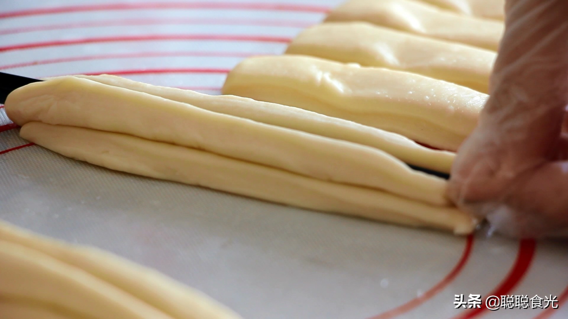 用酵母粉炸油条正宗配方,炸蓬松酥脆油条到底加不加酵母