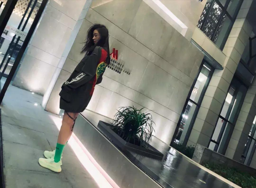 漫画腿很爽很撩人，张天爱下场教学：其实你也hold得住