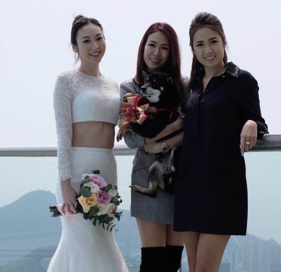 香港著名女星逆境下开奶茶店，亲自制作饮品，冒雨派发传单做宣传