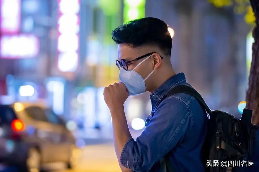 男子打喷嚏肺炸了,男子咳嗽肺炸了