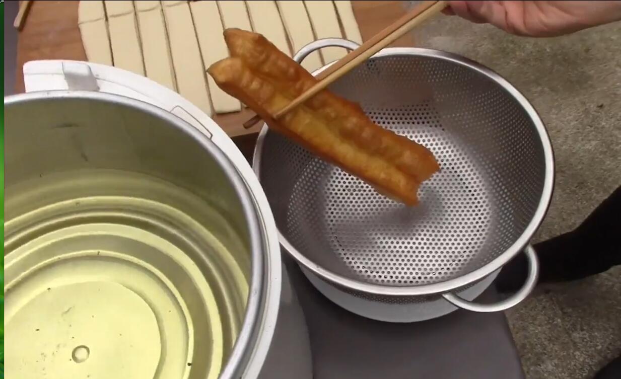 怎样炸外皮酥脆的油条绝密配方,如何快速炸油条又脆又蓬松