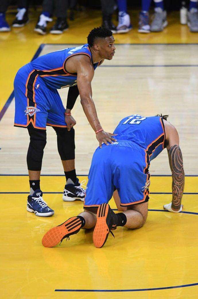 唐斯背打亚当斯,格林三追蛋亚当斯