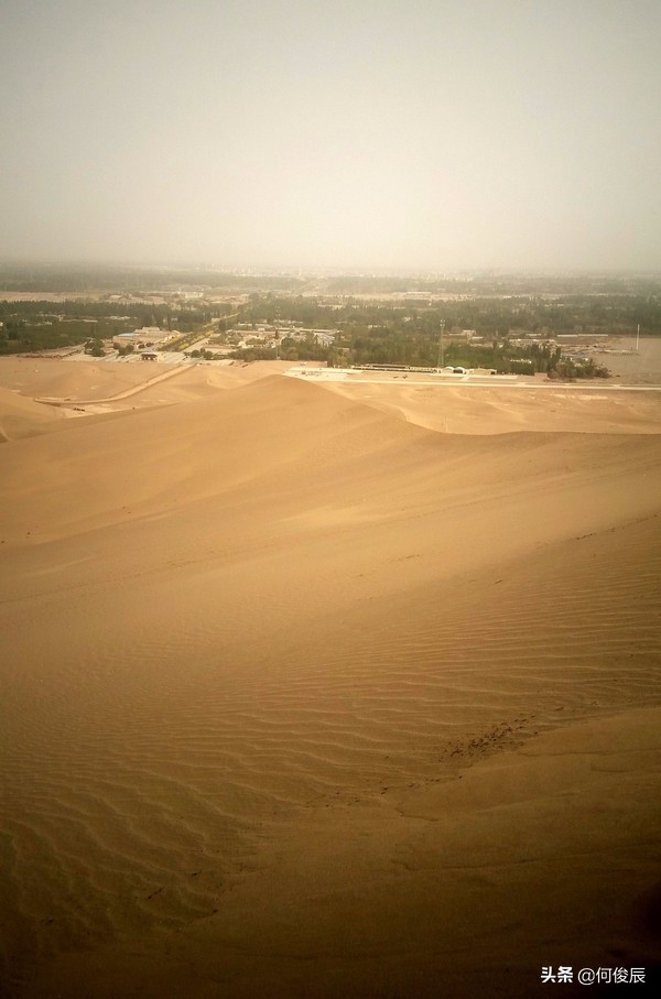 鸣沙山月牙泉堆满了游客,鸣沙山月牙泉景区