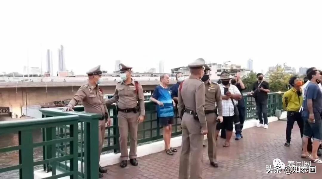 那个爬上高塔的泰国大哥，心中该有多么悲伤...