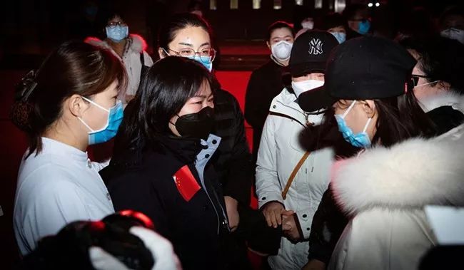 泪奔！最美逆行者！原西飞医院25名医护人员剃发援武汉