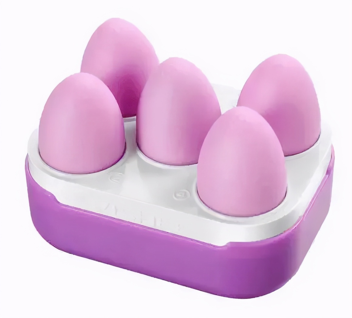 女子夜晚偷偷往*体下**塞东西，老公发现后惊掉了下巴