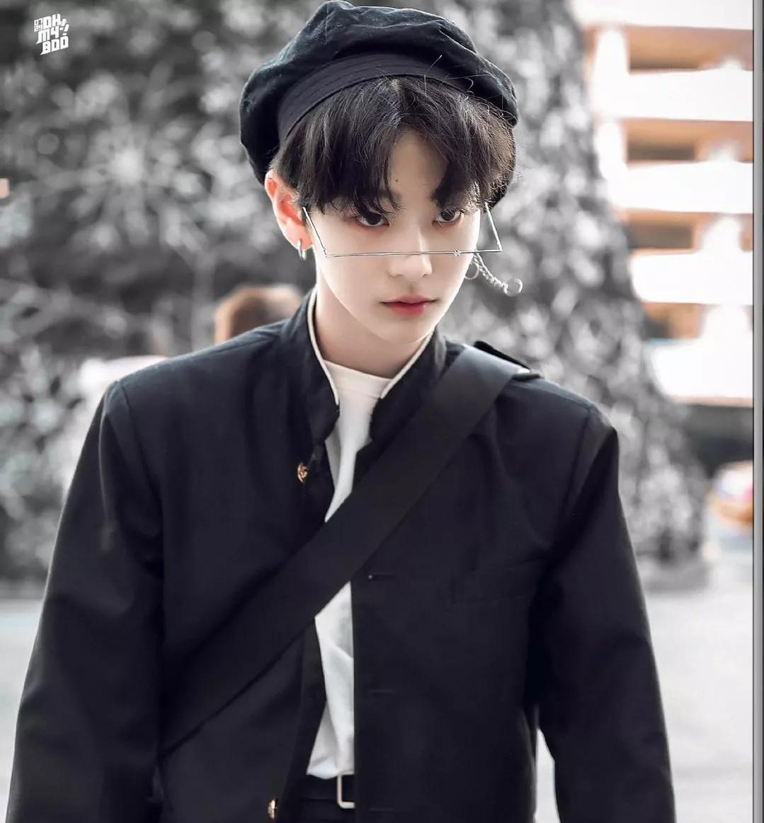 换头又把这个小花搞了；二台内部烂透了；小花被前金主黑