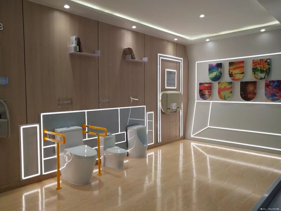 酒吧、超市展览馆这么Fashion的青城驿站，你还认为这只是厕所吗