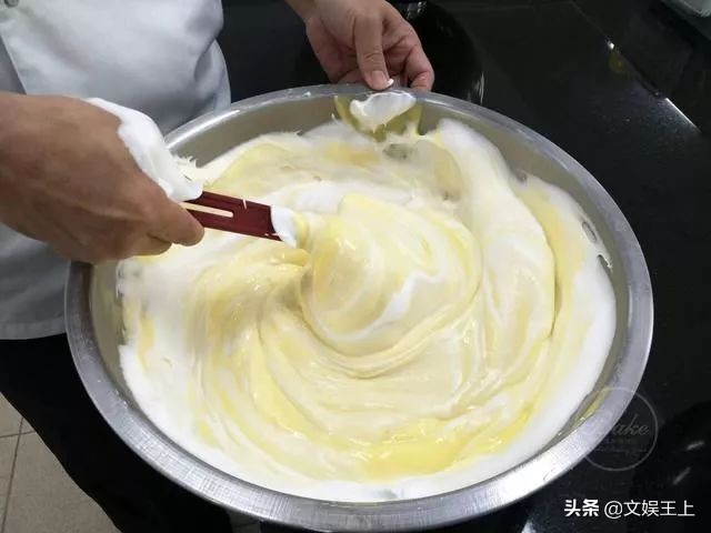 不用出门自己在家做蛋糕,不能出门就自己做了一个蛋糕