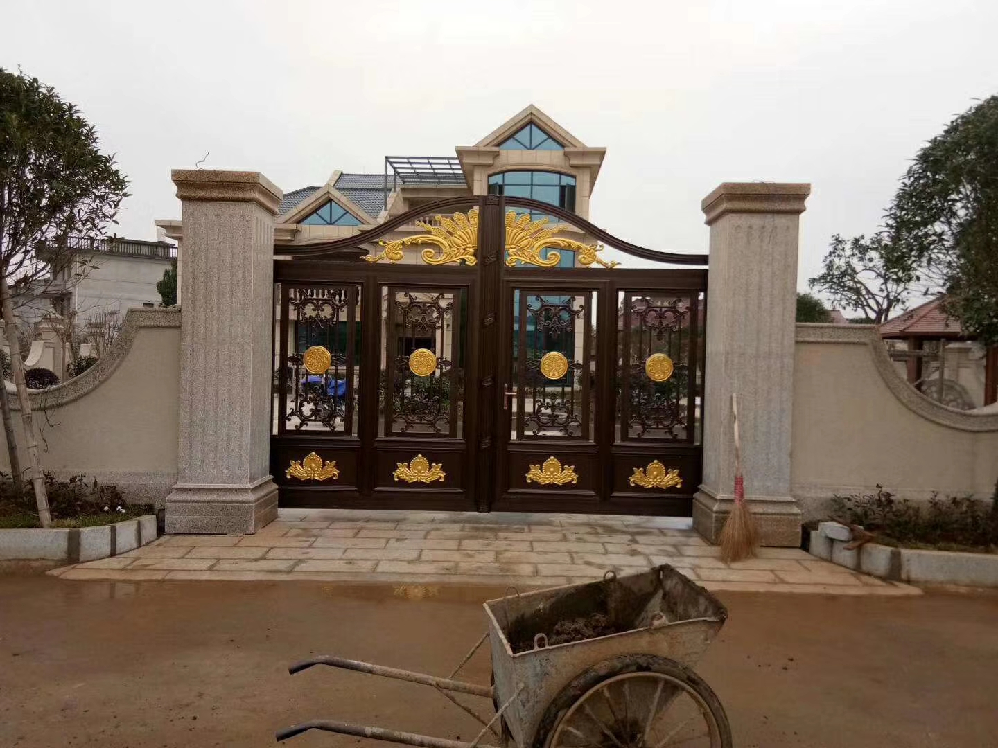 双开铝艺大门安装,双开铝艺大门