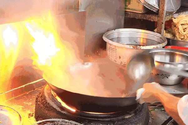 炒菜怎样才有锅气,炒菜所说的锅气是什么