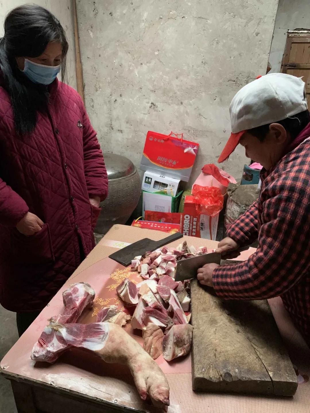 18口人每天吃掉40只鸡,18个人滞留老家