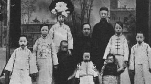 丫鬟嫁人夫人不舍，老爷：给做我二房，你们还是姐妹，不是更好？