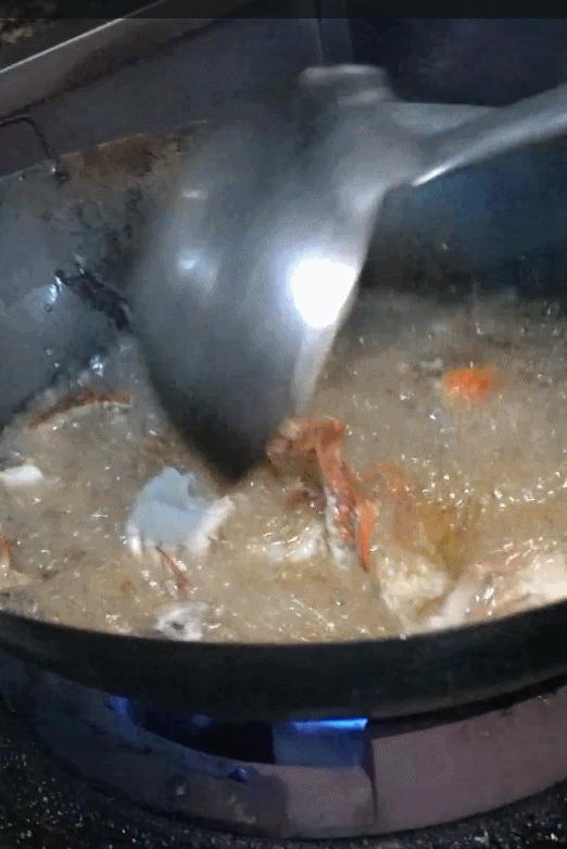 你愿意把夜晚交给谁？是舞台上的高跟鞋，还是大排长龙的宵夜摊