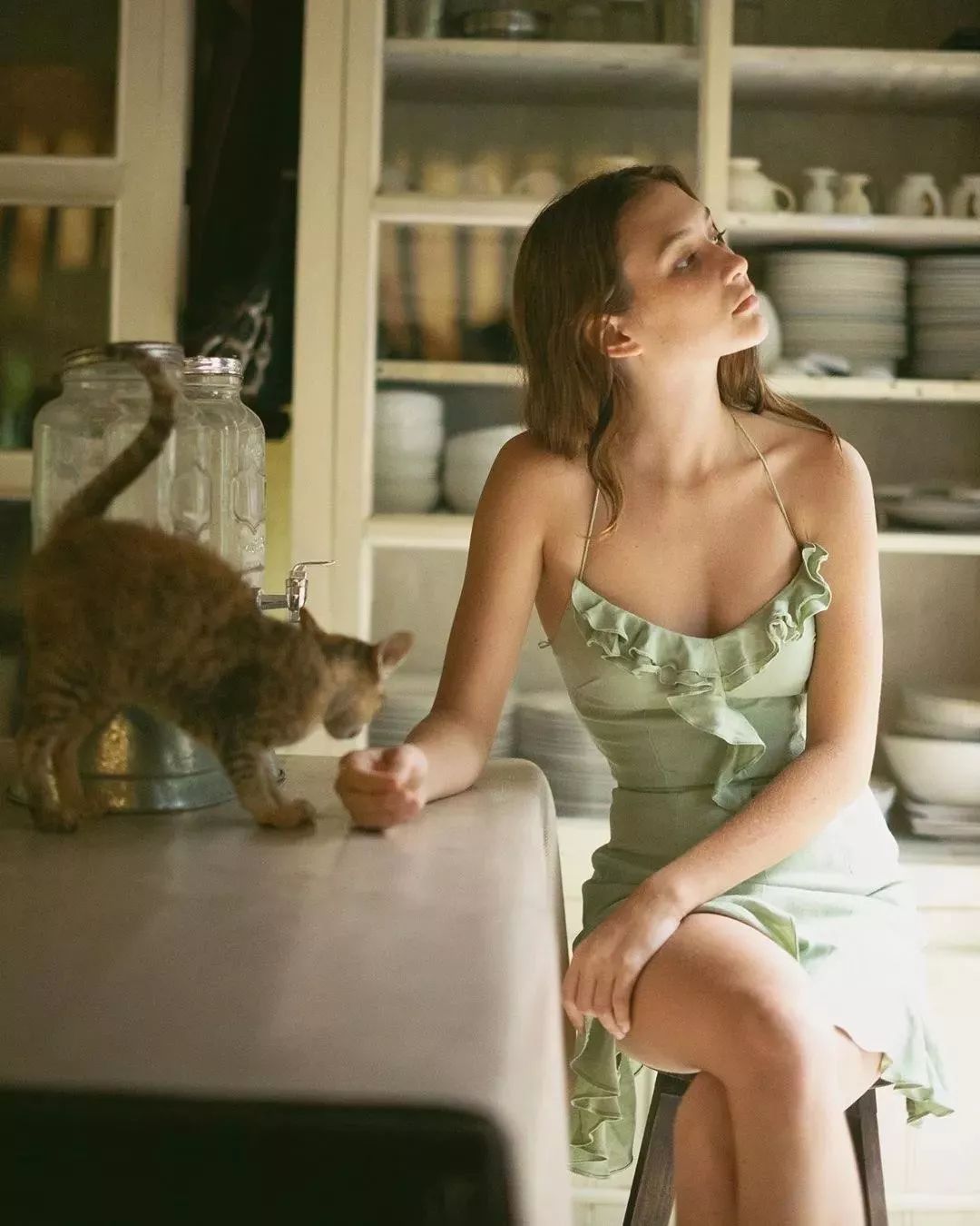 泫雅牛油果绿两件套,泫雅牛油果绿穿搭