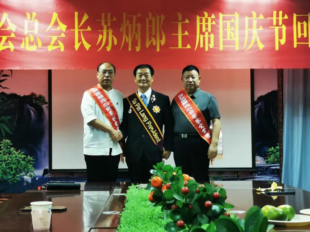 I.A.E.国际学士院总裁苏炳郎博士为田圣勋教授颁发荣誉证书