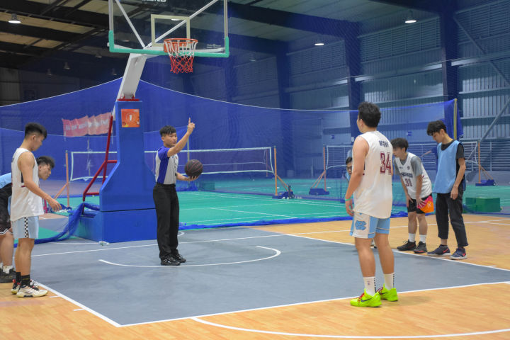 在叩丁狼1024怎么过？当然是“打爆”校长，挑战高颜值篮球博主