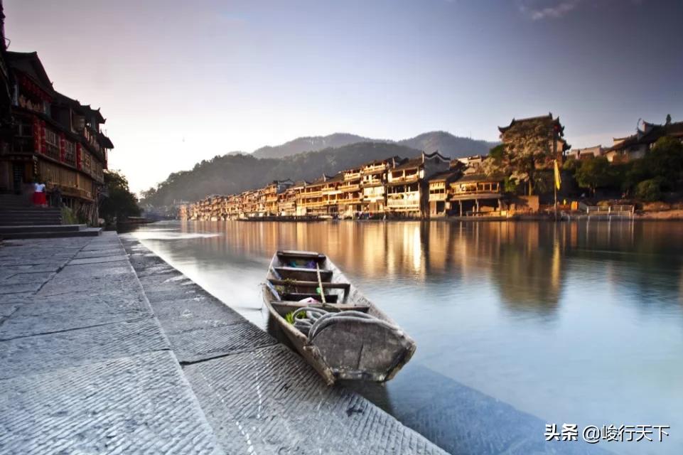 中国最美丽的小城，历经沧桑翘檐如翼的吊脚楼，缓缓流淌的沱江