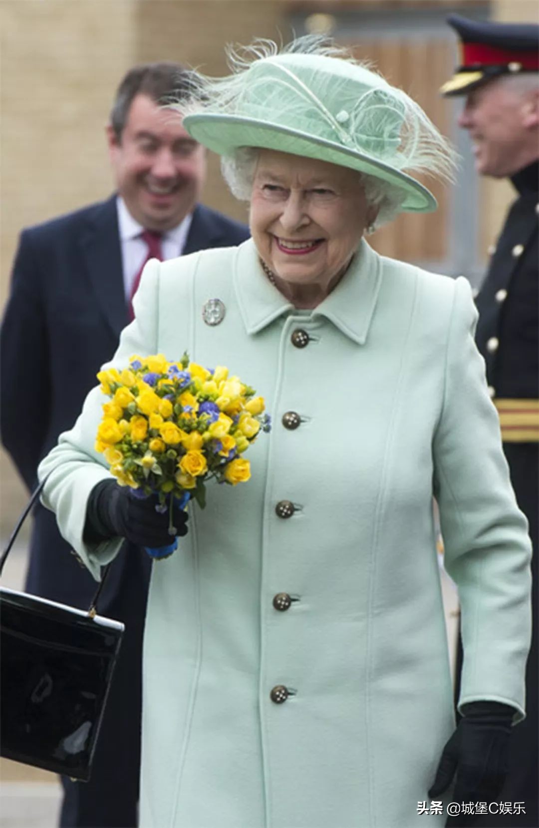 92岁英女王凯特,英女王接受小朋友献花