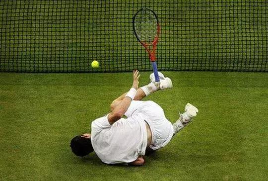 网球球员摔倒,网球拍摔地上反弹接住