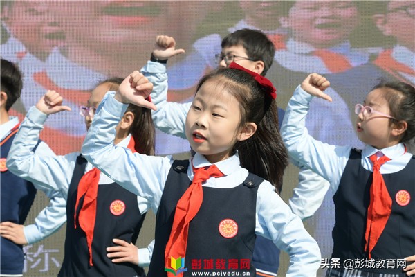 感悟初心使命寻访百名*党**员：徐州市大马路小学校外辅导员聘请仪式