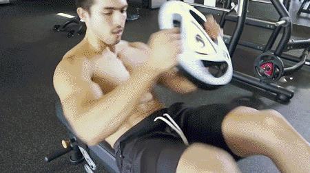 身高190的澳洲帅哥，因出演雷神而成名，年近40仍有健壮肌肉