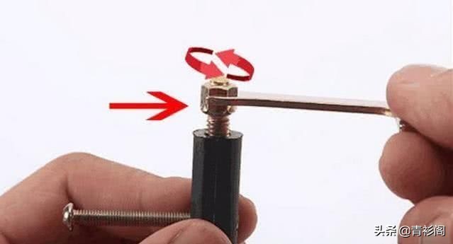 墙上插座松动用什么胶水,墙上插座松动怎么处理