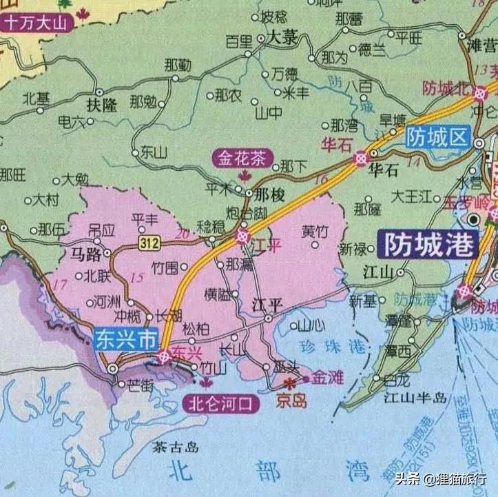 广西东兴与越南一河之隔,东兴与越南边境交界海边