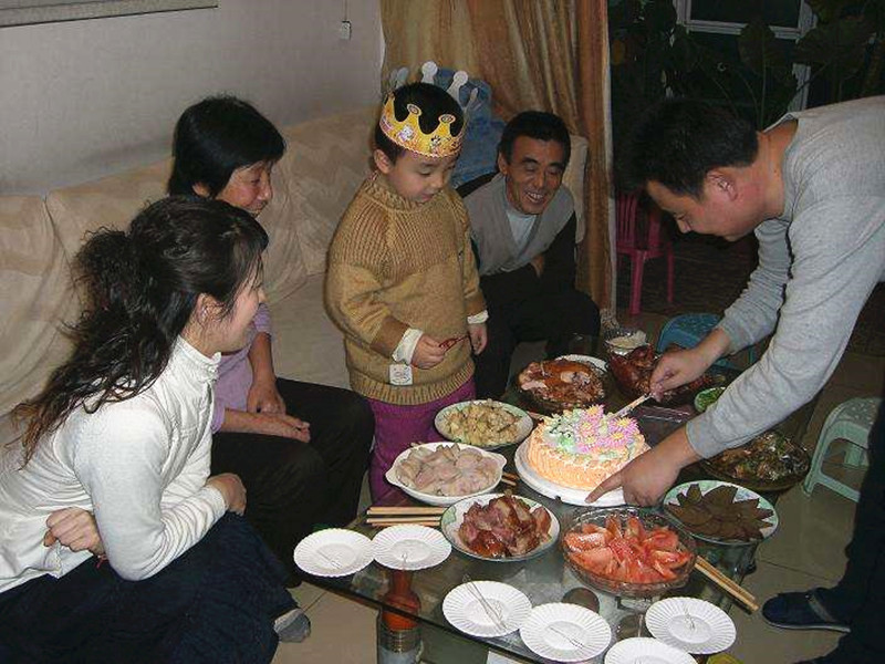 过生日按公历还是农历,孩子过生日按周岁还是虚岁