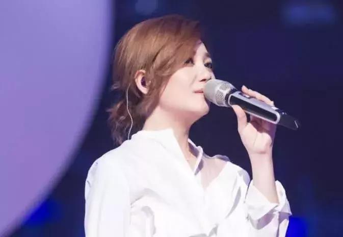 梁静茹离婚后再唱情歌视频,梁静茹离婚后首次露面完整版