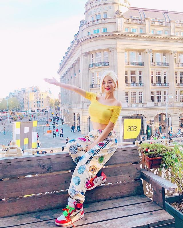 出生就很正的「母胎佳人」！还是个会打碟的球鞋收藏家