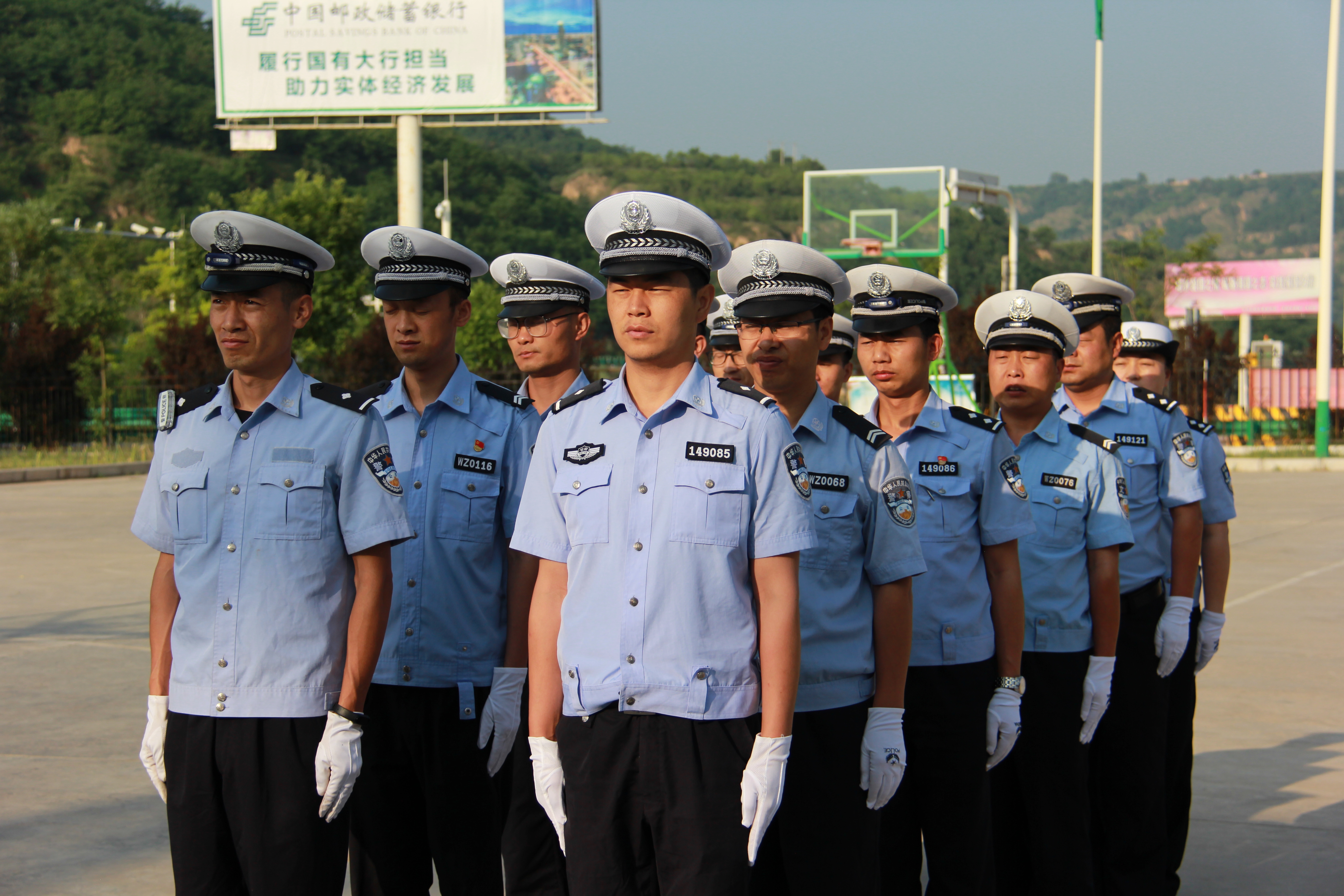 交警组织开展队列暨指挥手势训练,开展交通指挥手势训练的简报