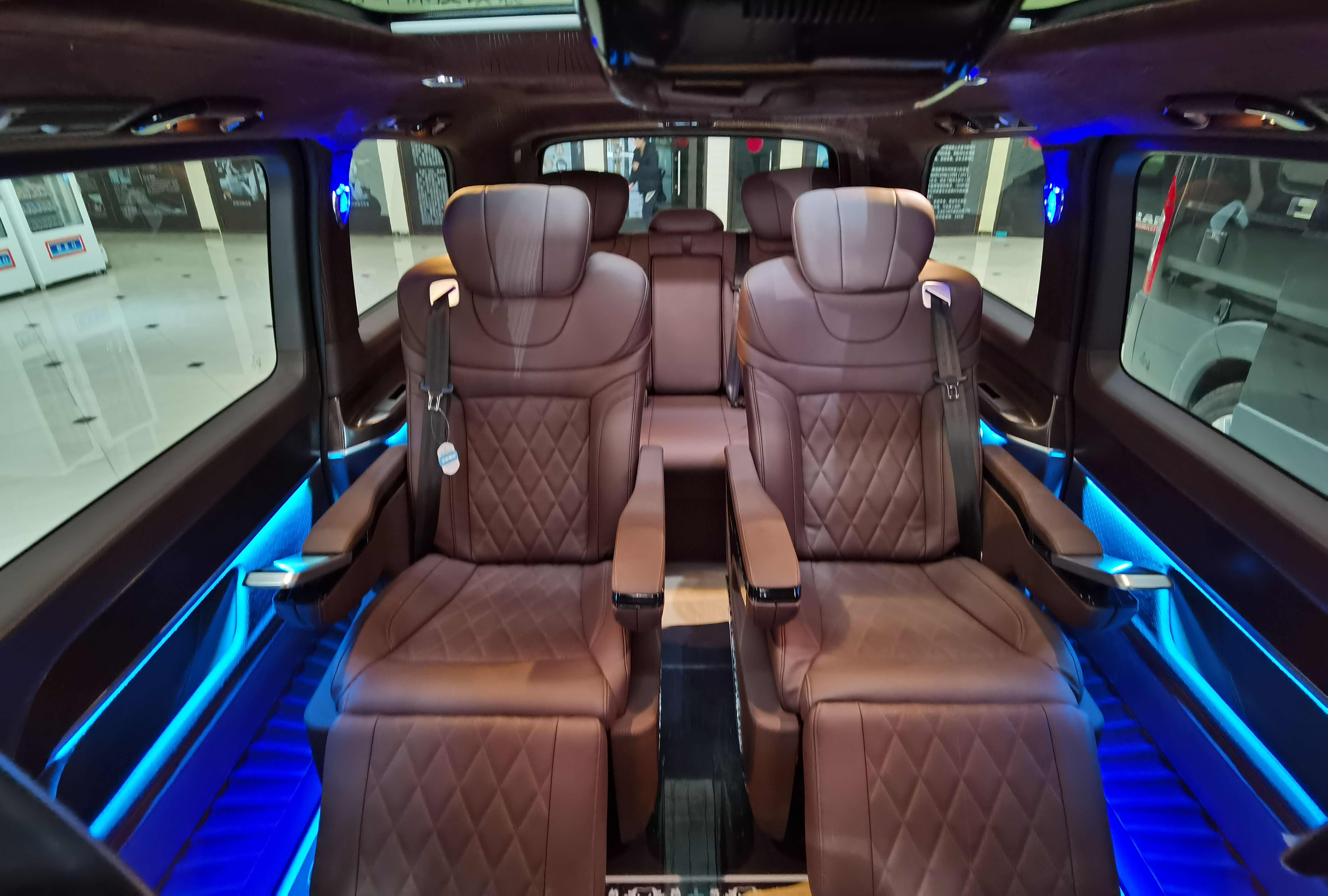 从简约到惊艳，奔驰V级商务车巅峰对决，同样的价格你会选谁？