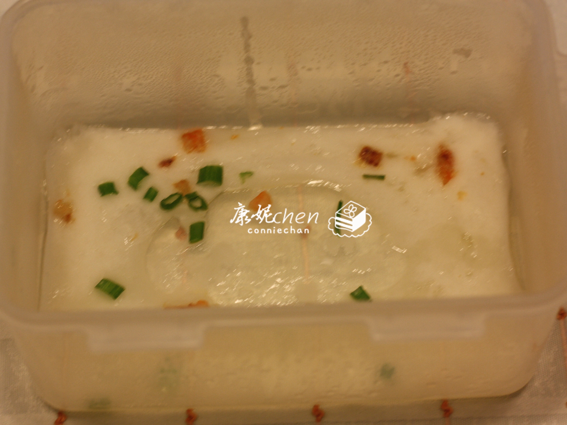 它用大米做的，做法简单，晶莹剔透，香滑可口，当早餐营养又好吃