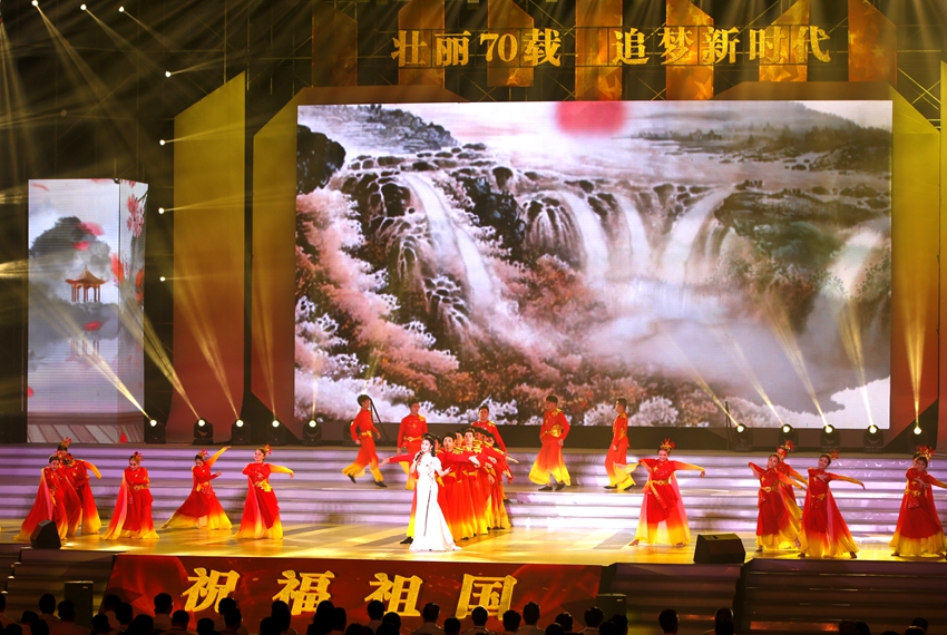 湛江市隆重举办大型诗文朗诵音乐会，庆祝新中国成立70周年