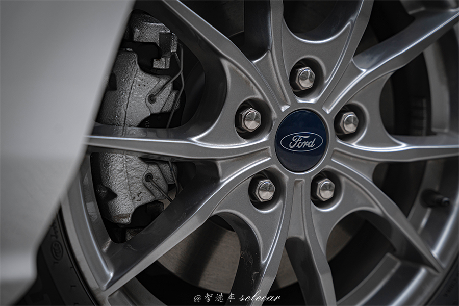 2021福克斯ecoboost180两厢,福克斯2021款三厢180自动锋潮型