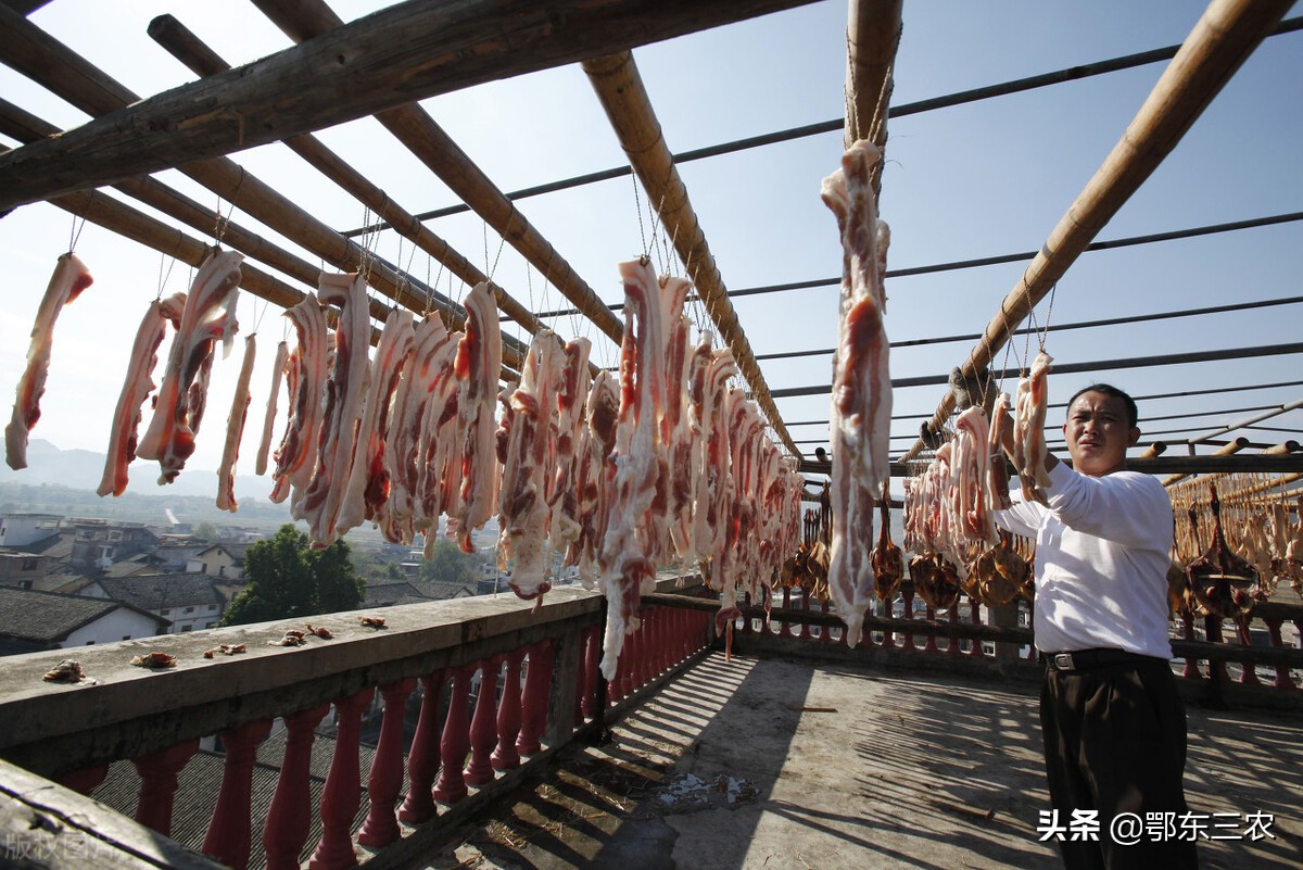 大山里农村老人卖腊肉,60后卖腊肉一年能挣多少钱