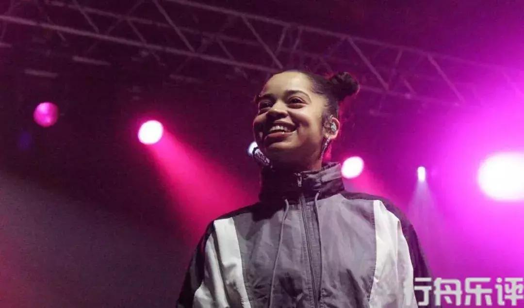 ellamai姝屾墜浠嬬粛,鑻卞浗姝屾墜ellamai涓庡鍥惧